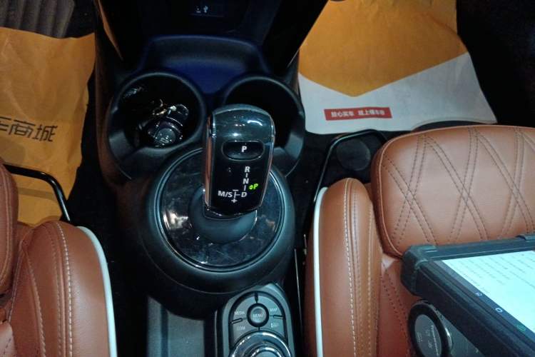 Used MINI MINI 2022 Updated 1.5T COOPER Artist Five-Door Edition
