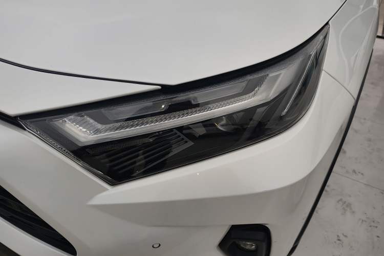 Used Toyota RAV4 2023 2.0L CVT Two-Wheel Drive 20th Anniversary Platinum Edition
