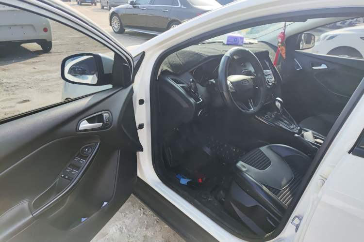 Used Ford Focus 2017 Hatchback 1.6L Automatic Fashion Edition Smart Drive Version
