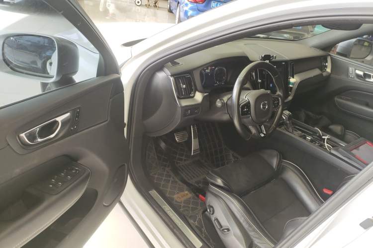 Used Volvo XC60 2019 T5 4x4 Smart & Dynamic Sport Edition China VI Standard
