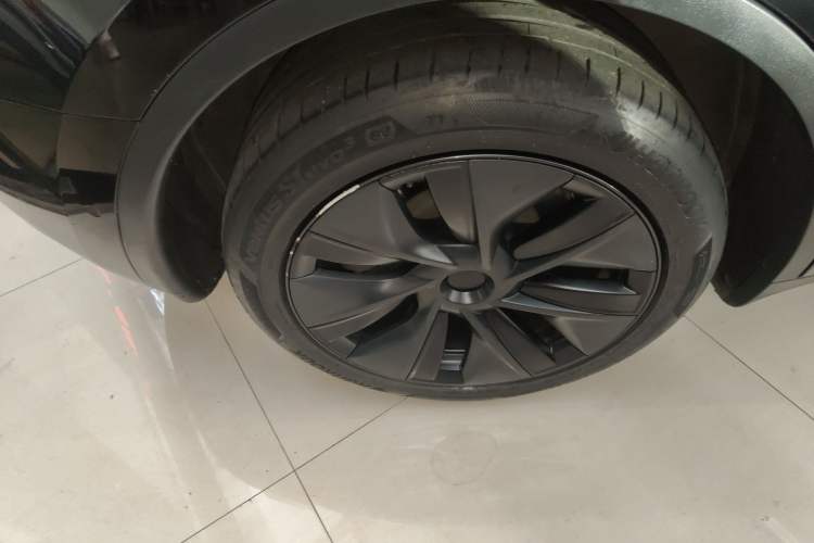 Used Tesla Model Y 2023 Long-Range All-Wheel-Drive Version
