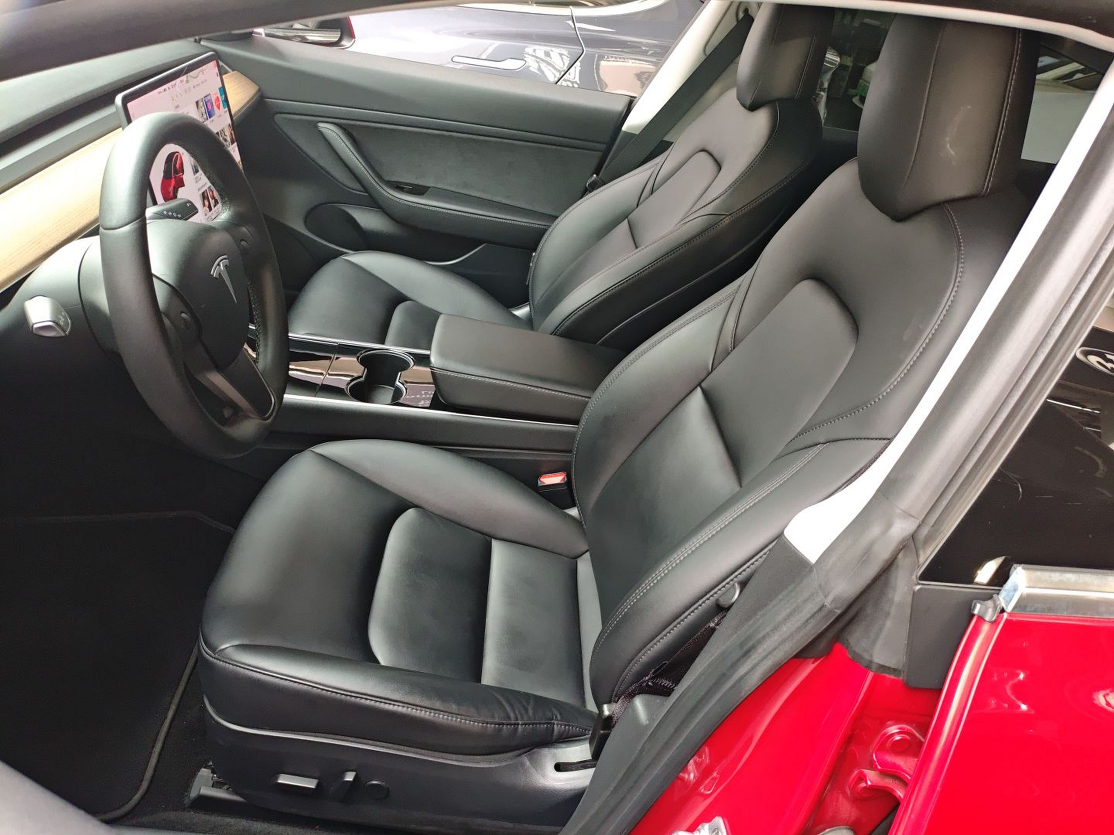 Переднее сиденье в автомобиле