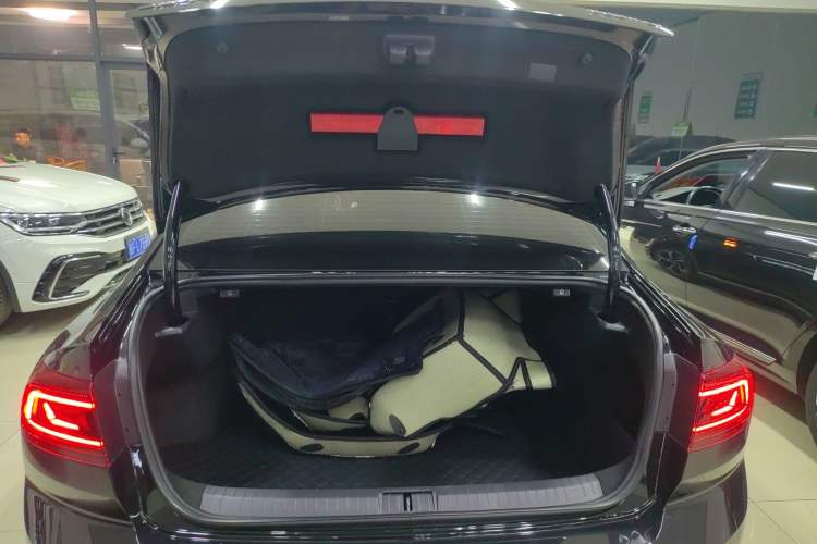 Used Volkswagen Magotan 2025 Zhongxiang Version 330TSI DSG Luxury Edition
