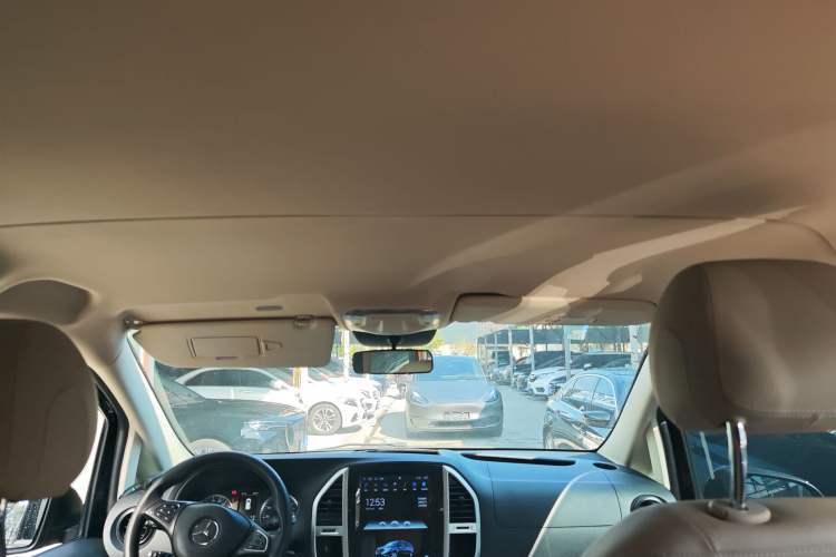 Used Mercedes-Benz Vito 2018 2.0T Elite Version 9 Seats China VI Emission Standard
