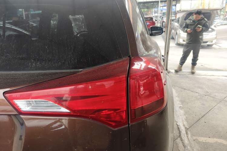 Used Toyota RAV4 2015 2.0L CVT Two-Wheel Drive Fashion Edition