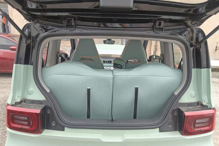 Used Wuling Hongguang MINIEV 2021 Macaron Sandwich Model 120 km Lithium NMC
