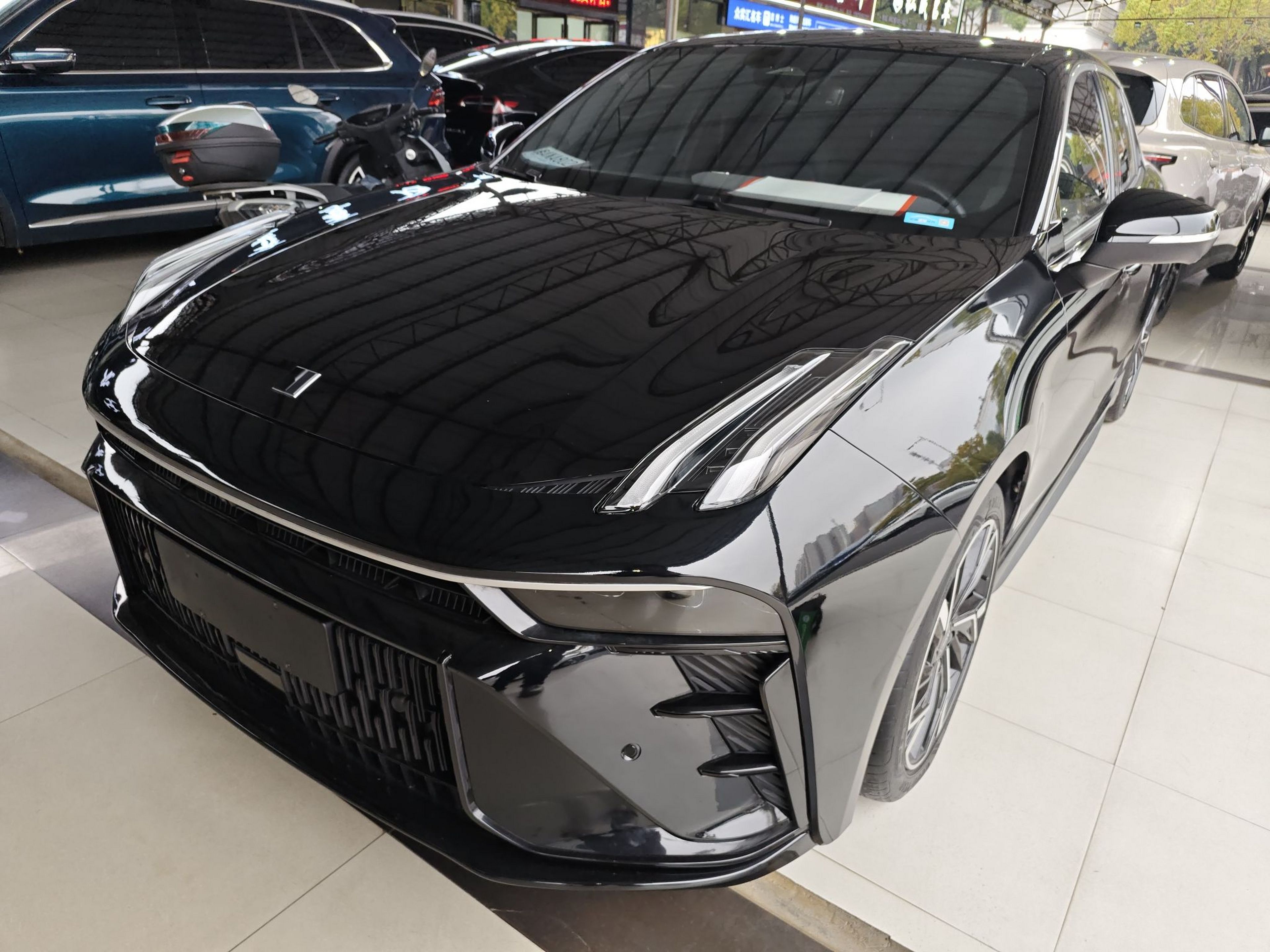 تحت مقدمة السيارة