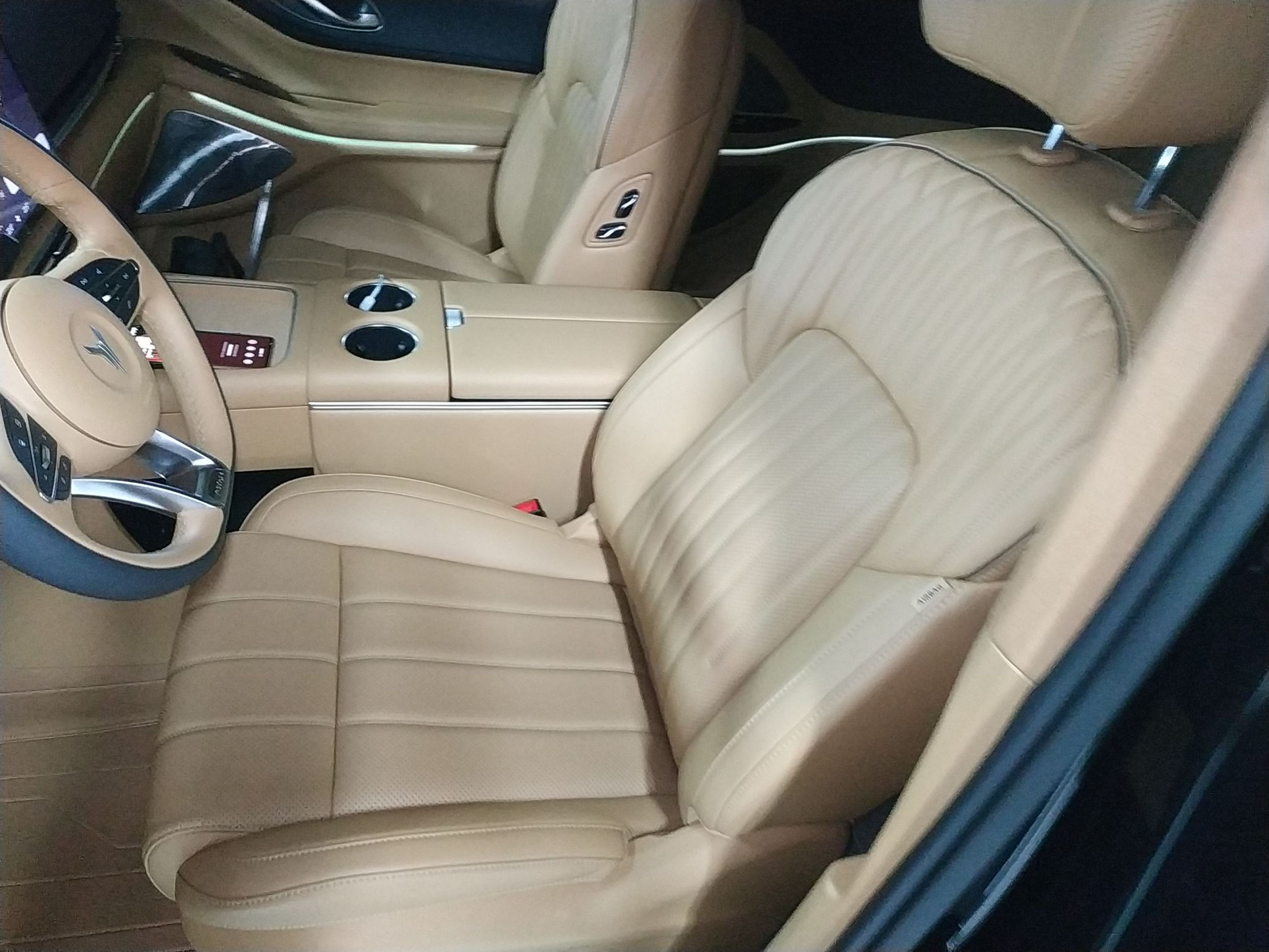 المقاعد الأمامية داخل السيارة