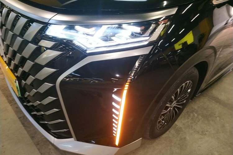 Used Denza D9 2022 DM-i 970 Four-Wheel Drive Prestige Model
