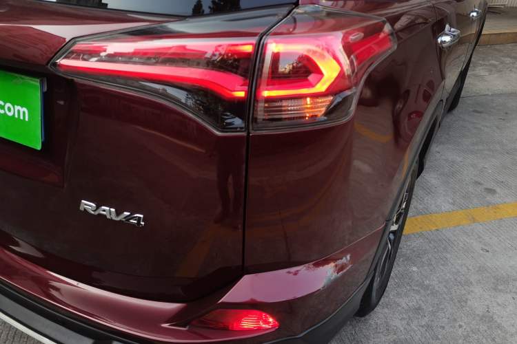 Used Toyota RAV4 2016 2.0L CVT Two-Wheel Drive Fashion Edition China V Standard
