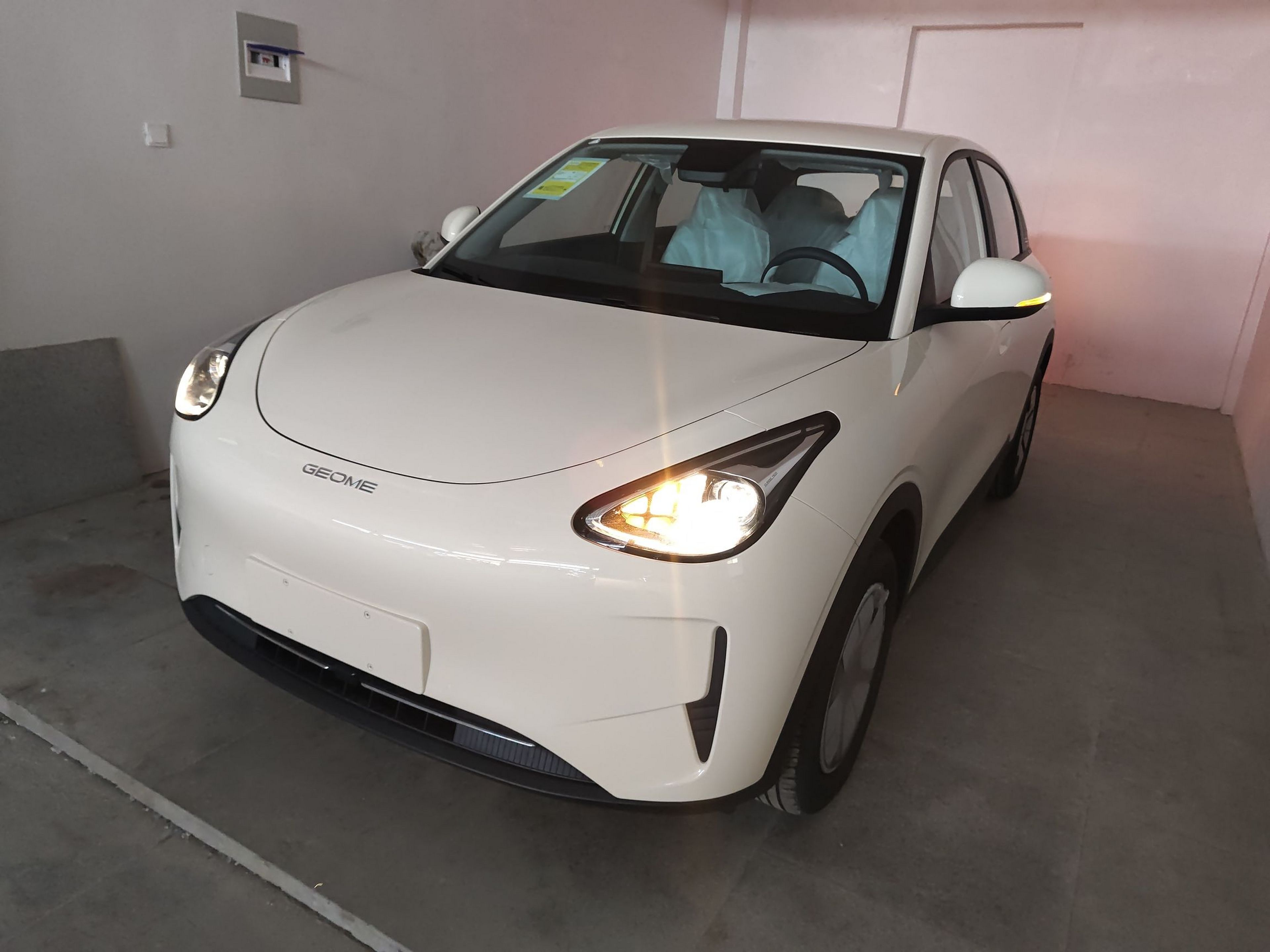 Под передней частью автомобиля