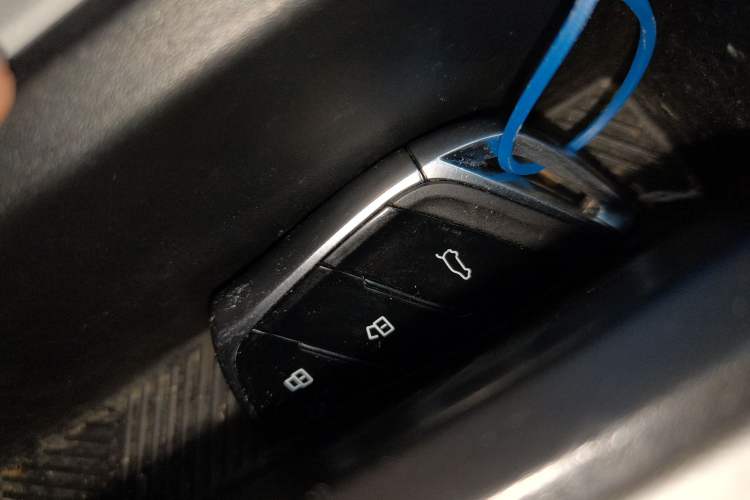 Used SAIC MAXUS Dana V1 2025 V1+ Short Wheelbase Low-Roof Multi-Function Version (42 kWh)
