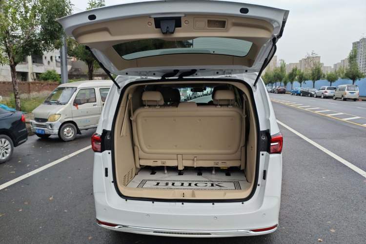 Used Buick GL8 2023 Facelifted Land Cruiser Executive Luxury Version
