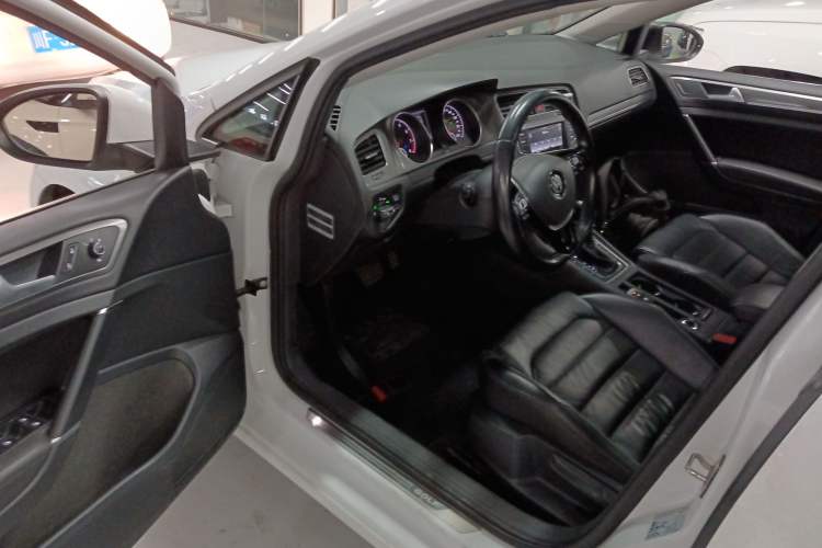 Used Volkswagen Golf 2015 1.4TSI Automatic Luxury Model
