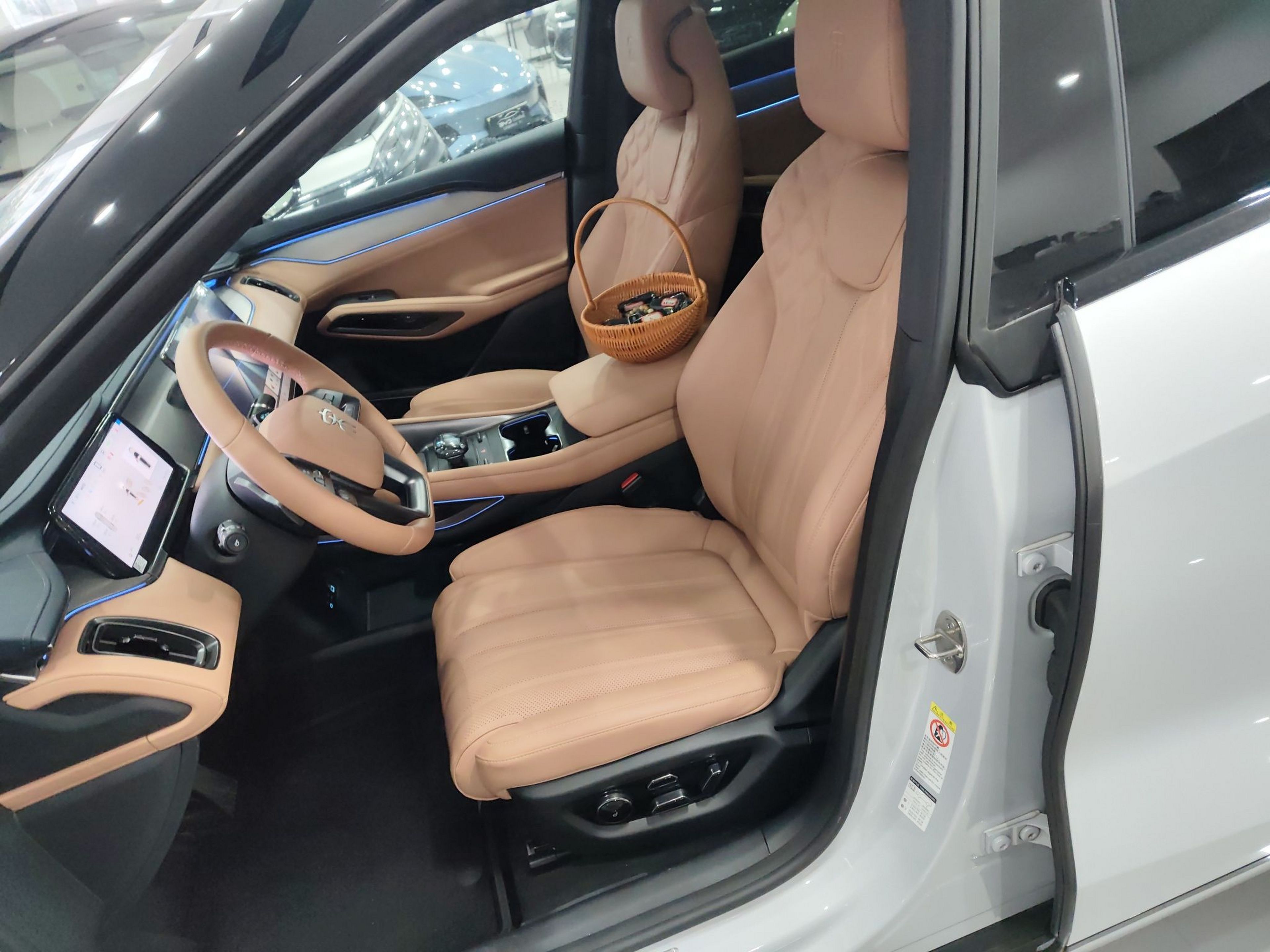 المقاعد الأمامية داخل السيارة