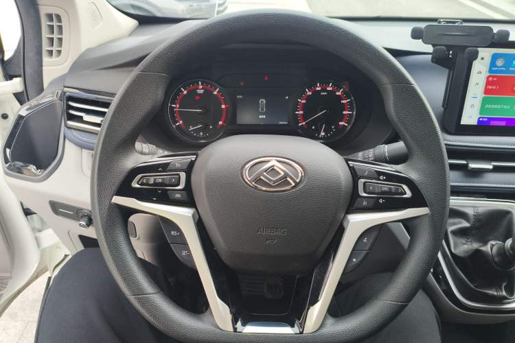 Used SAIC MAXUS Xintu V70 2023 2.0T Elite Edition Manual Transmission Short Wheelbase Low Roof 5/6 Seats (125 hp)
