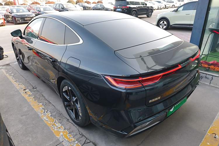 Used  E8 2024 550 km Range Rear-Wheel-Drive PRO