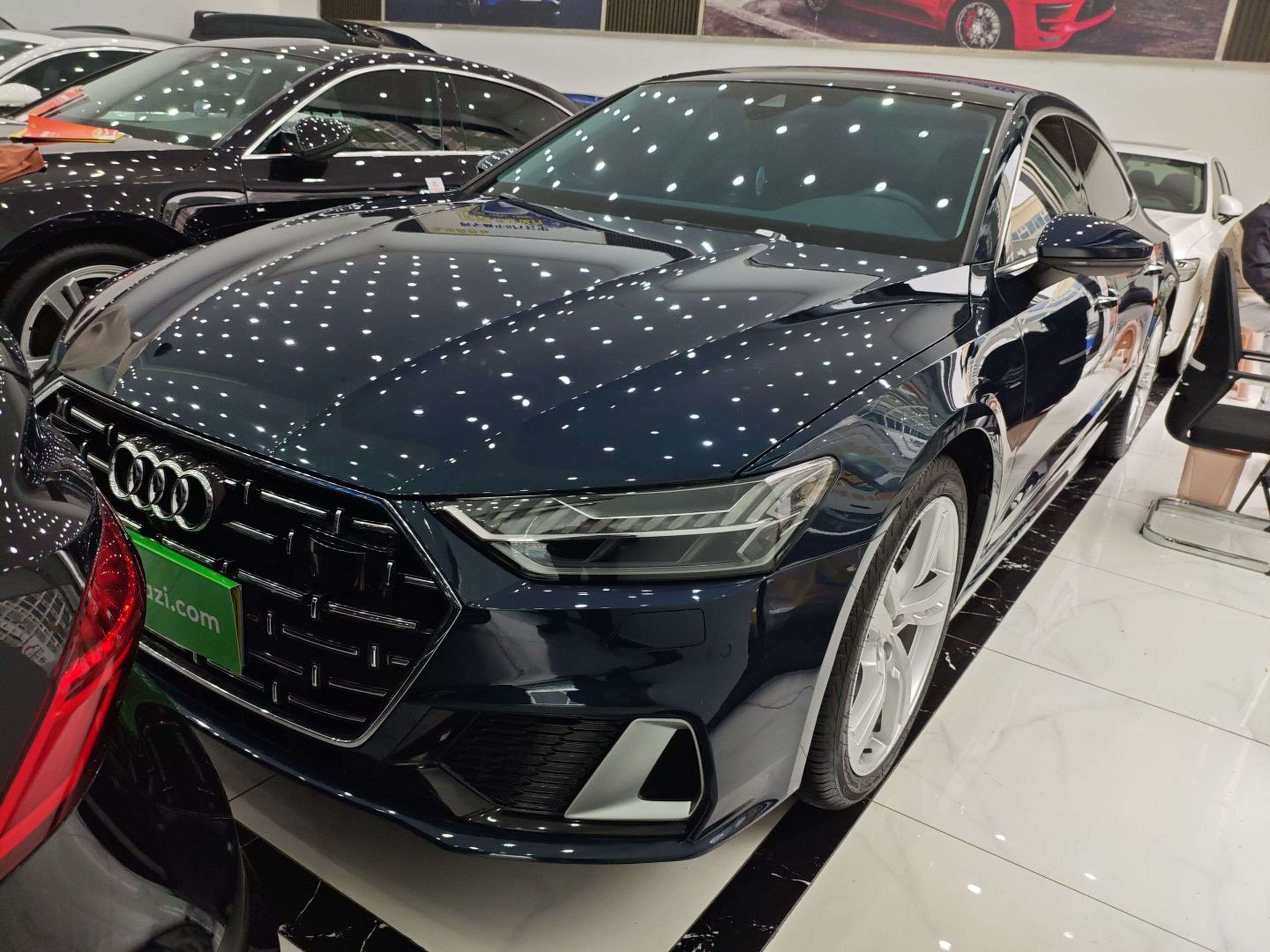 تحت مقدمة السيارة