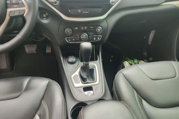 Used  Cherokee 2016 2.4L Professional Edition
