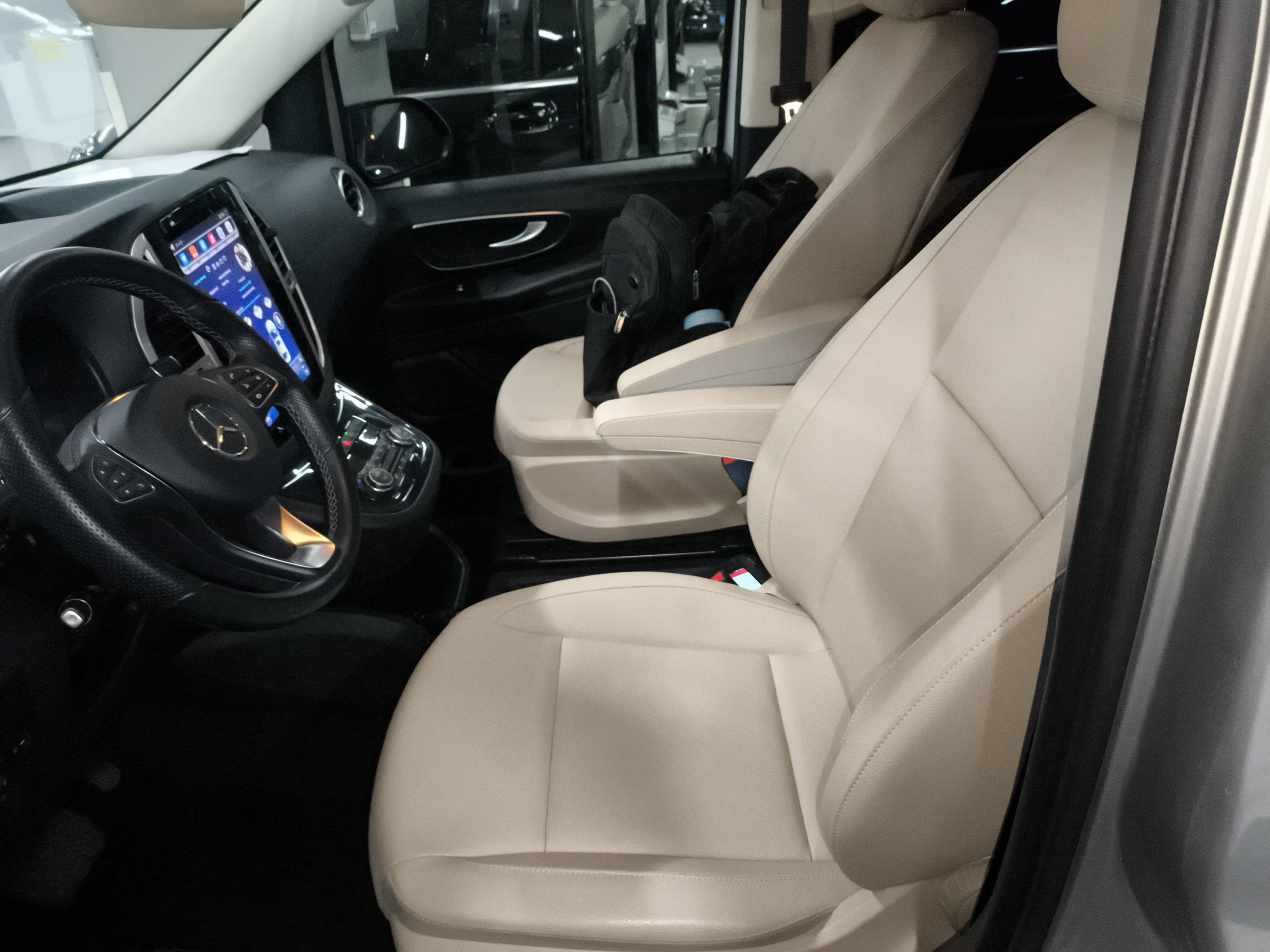 Переднее сиденье в автомобиле