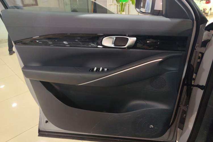 Used  E5 2024 440km Launch Edition
