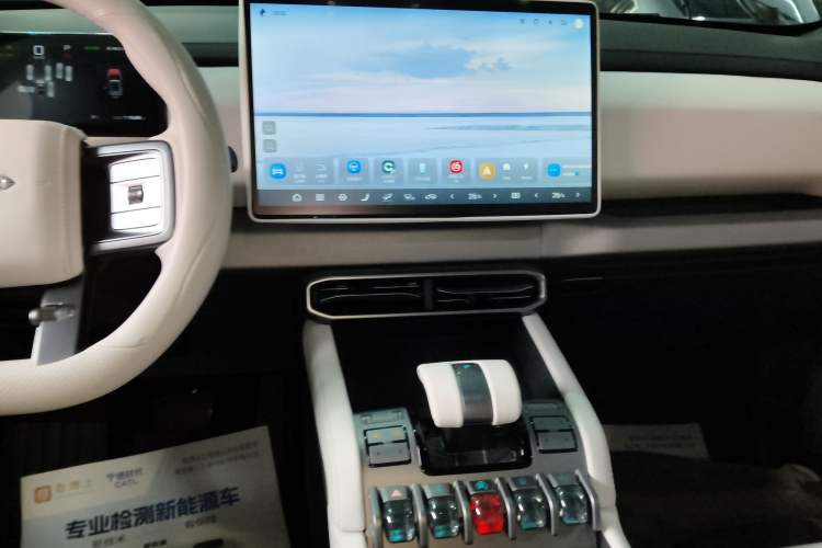 Used  Titanium 3 2025 501 km All-Wheel Drive Intelligent Driving Max Edition
