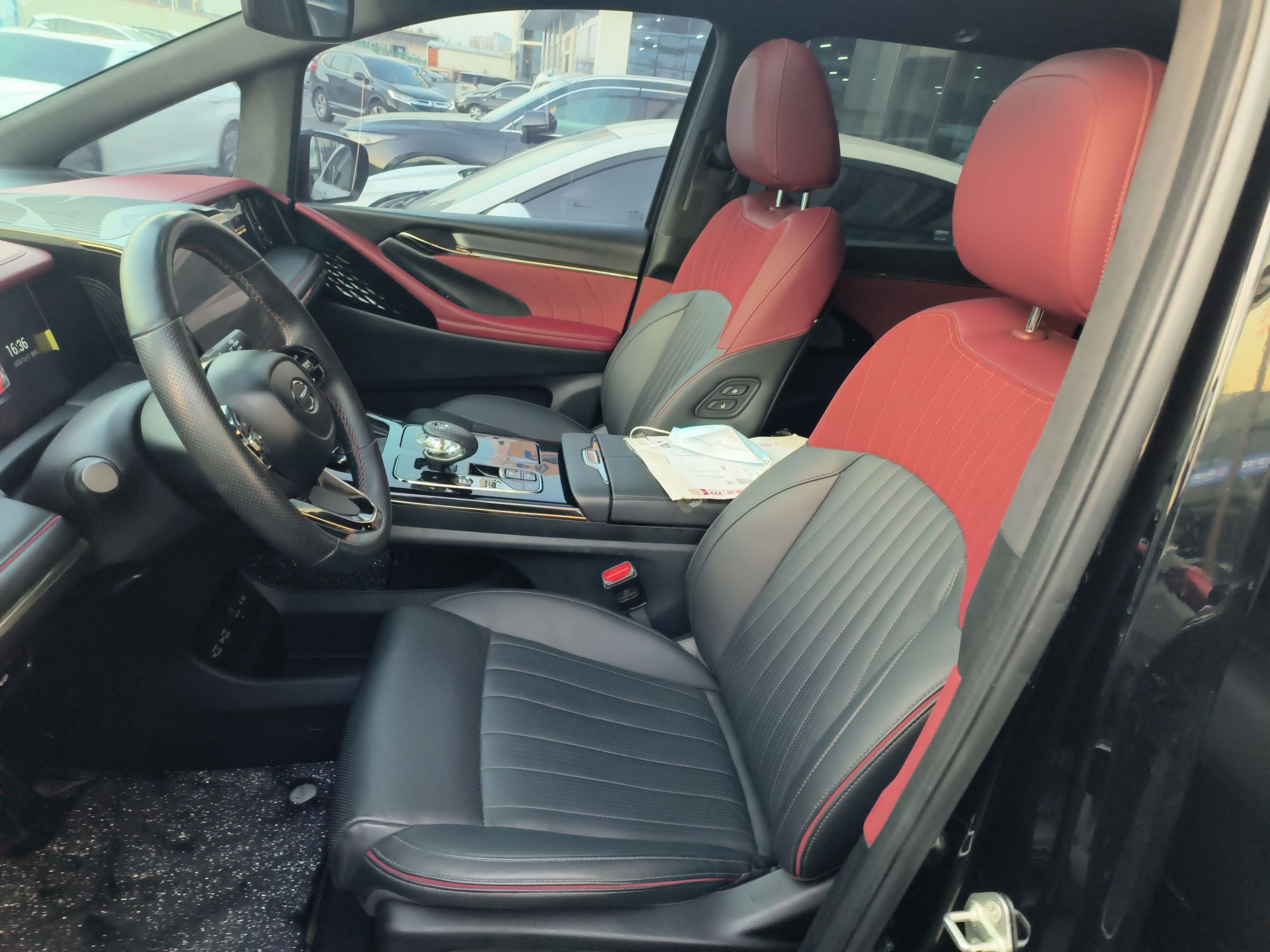 المقاعد الأمامية داخل السيارة