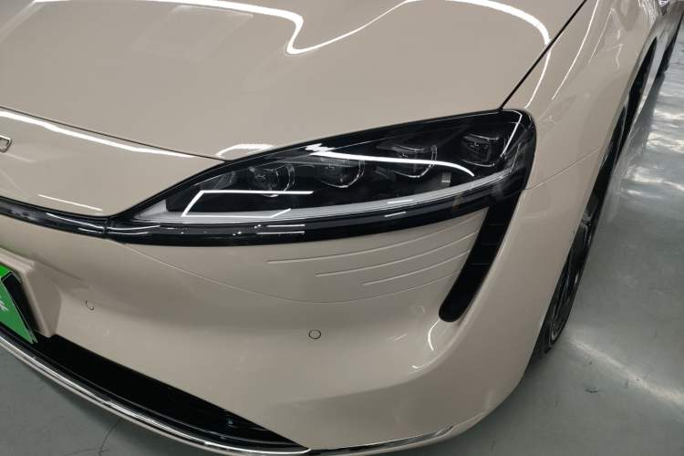 Used Hima Luxeed S7 2025 855 km Max
