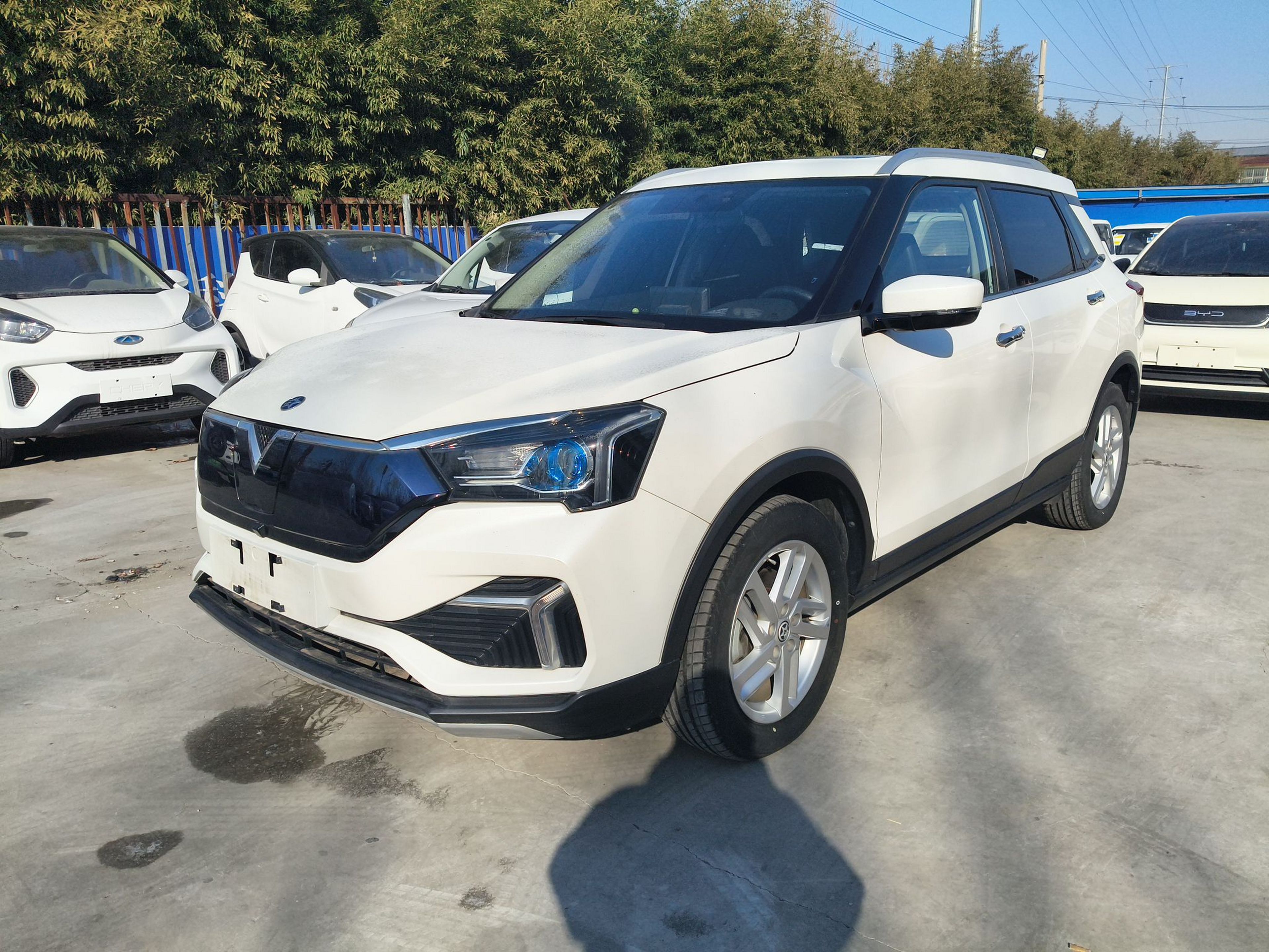 Под передней частью автомобиля