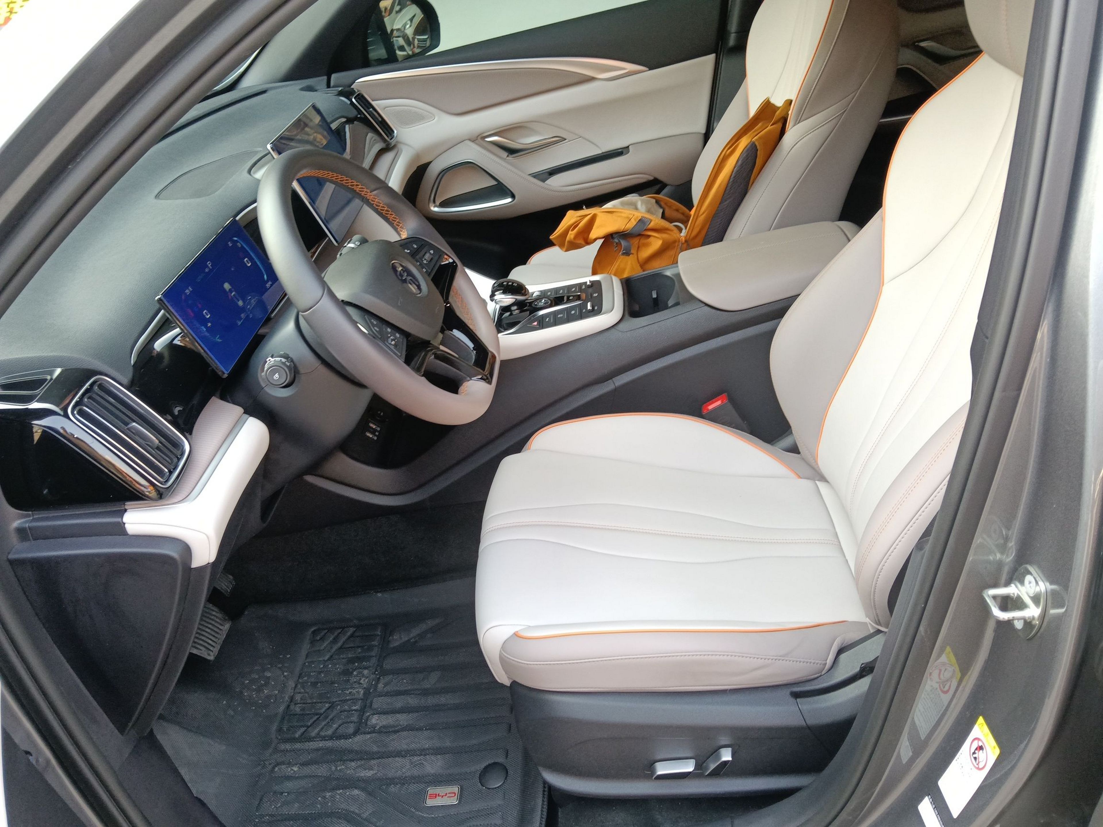 المقاعد الأمامية داخل السيارة