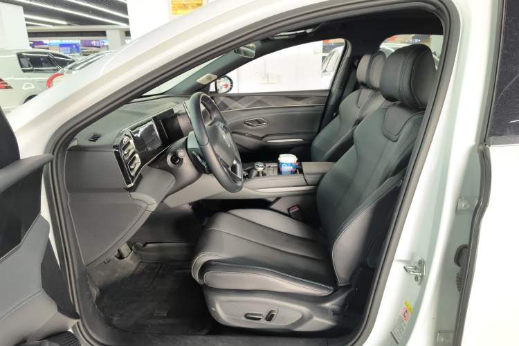 Used BYD Qin L 2025 DM-i Smart Drive 120KM Superior Model
