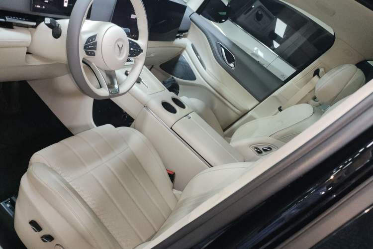 Used VOYAH Dream 2025 EV Four-Wheel Drive Flagship Kunpeng Edition
