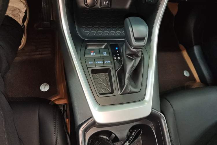 Used Toyota RAV4 2021 2.0L CVT Two-Wheel Drive Fashion Edition
