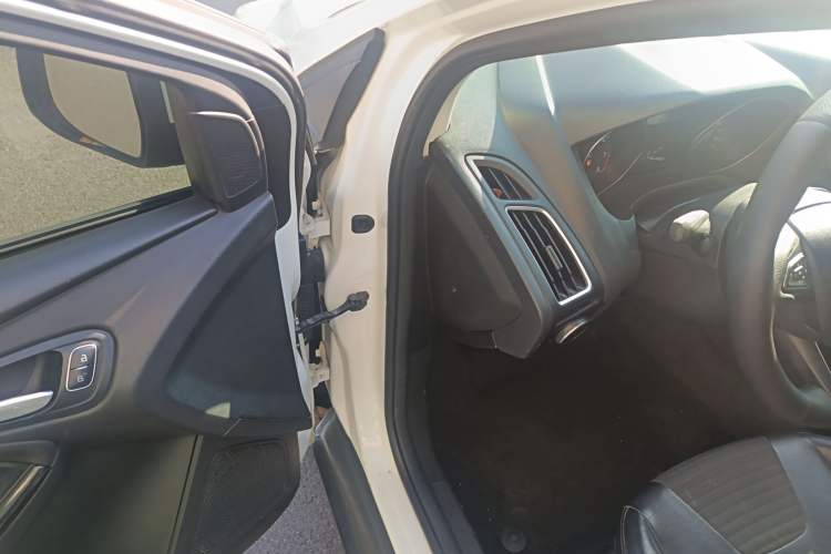 Used Ford Focus 2015 Hatchback 1.6L Automatic Fashion Edition
