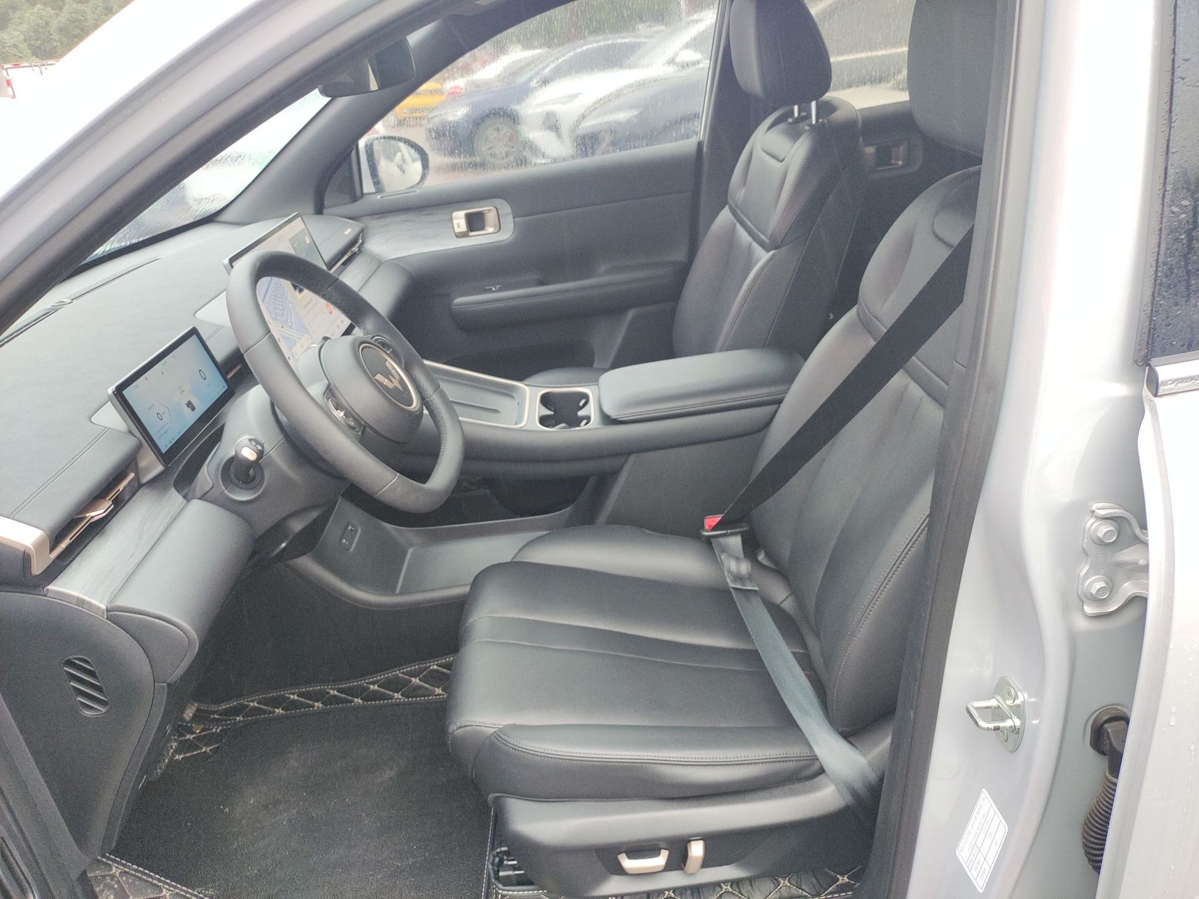 Переднее сиденье в автомобиле