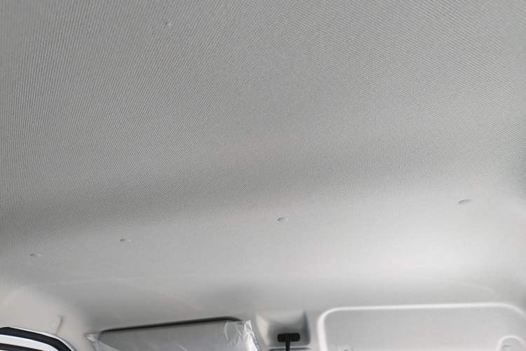 Used Wuling Yangguang 2024 300KM Comfort Version Passenger Van 75kW
