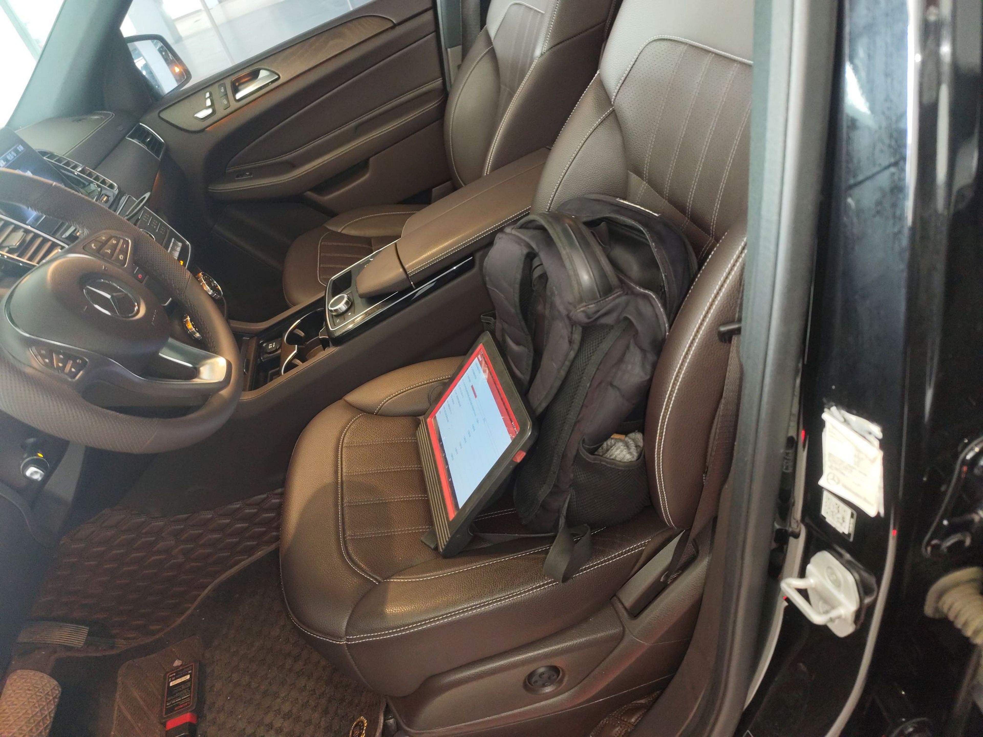 المقاعد الأمامية داخل السيارة