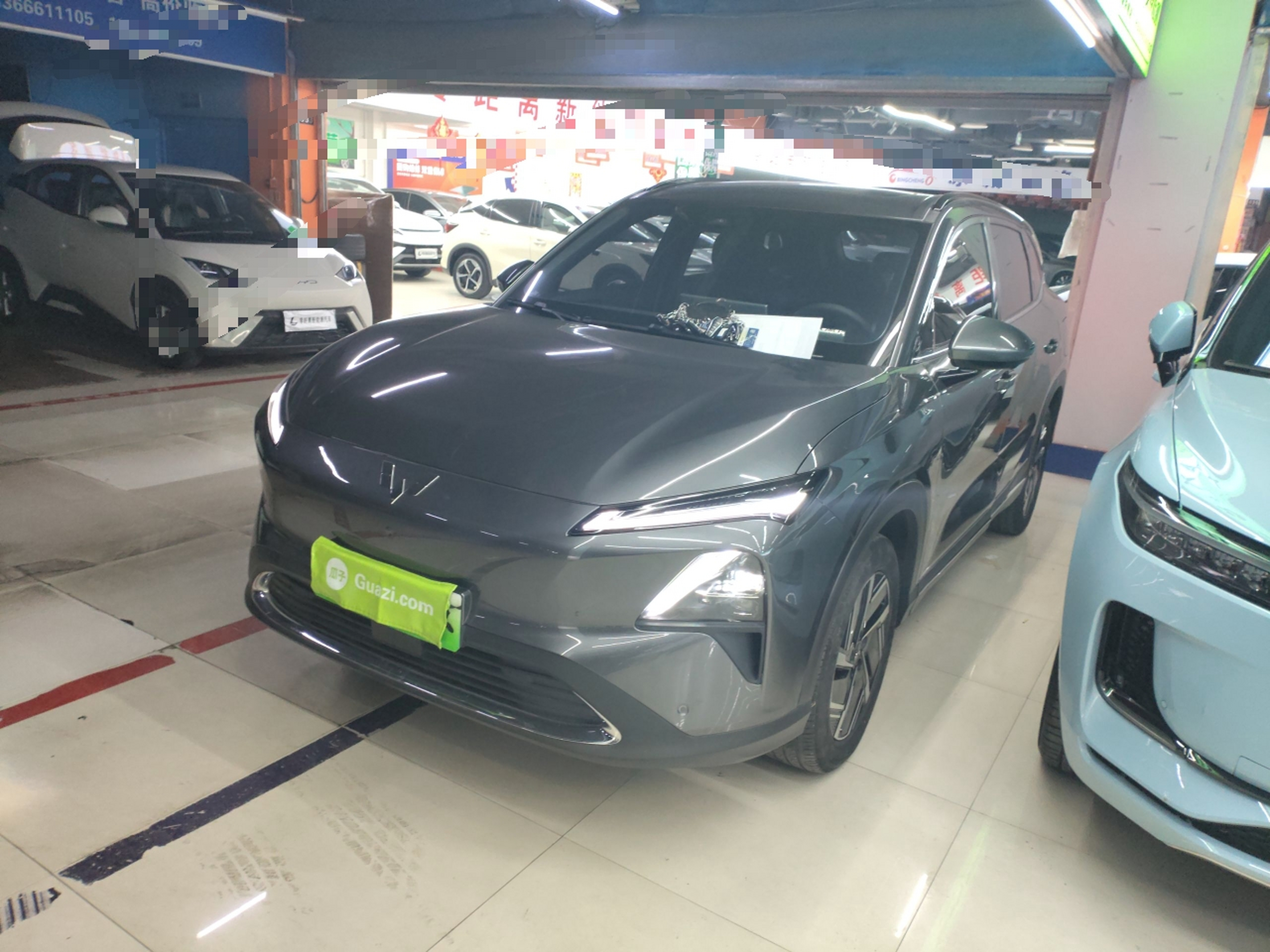 تحت مقدمة السيارة