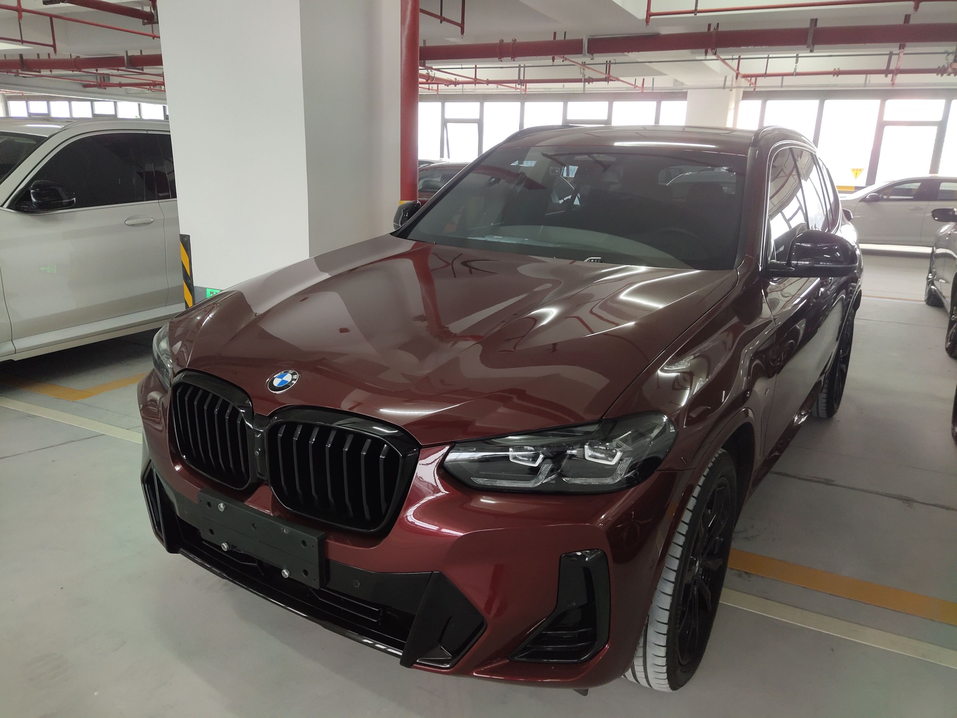 تحت مقدمة السيارة