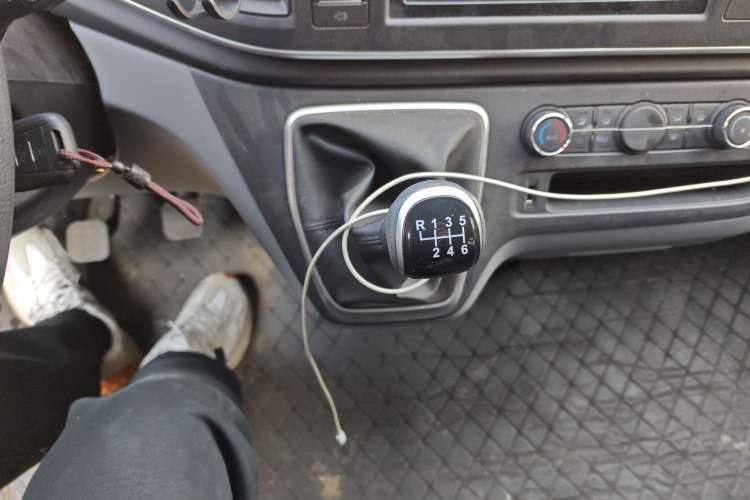 Used SAIC MAXUS Xintu V80 2024 Aotong Value Edition 6MT Long-Wheelbase Mid-Roof Model with 127 Ps Available in 6/7/8/9-Seater Configurations