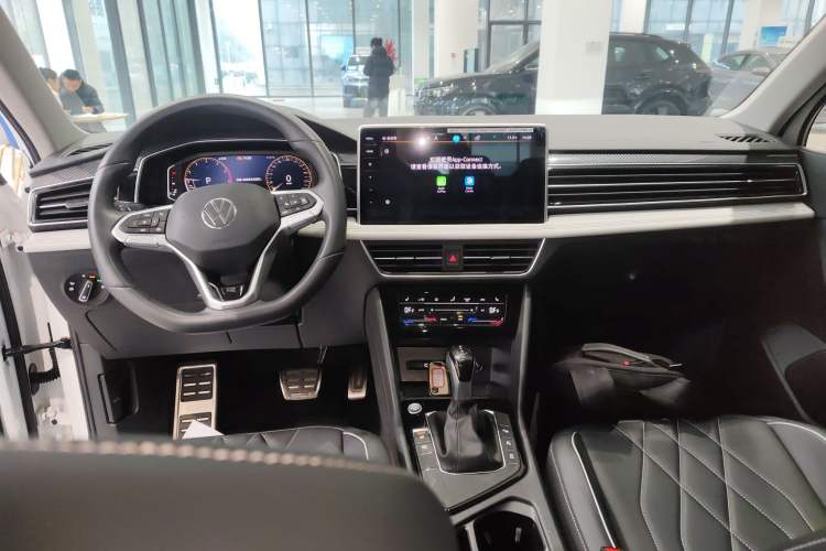 Used Volkswagen Tiguan L 2024 Outstanding Model 330TSI Automatic Two-Wheel Drive R-Line Dragon Glory Edition
