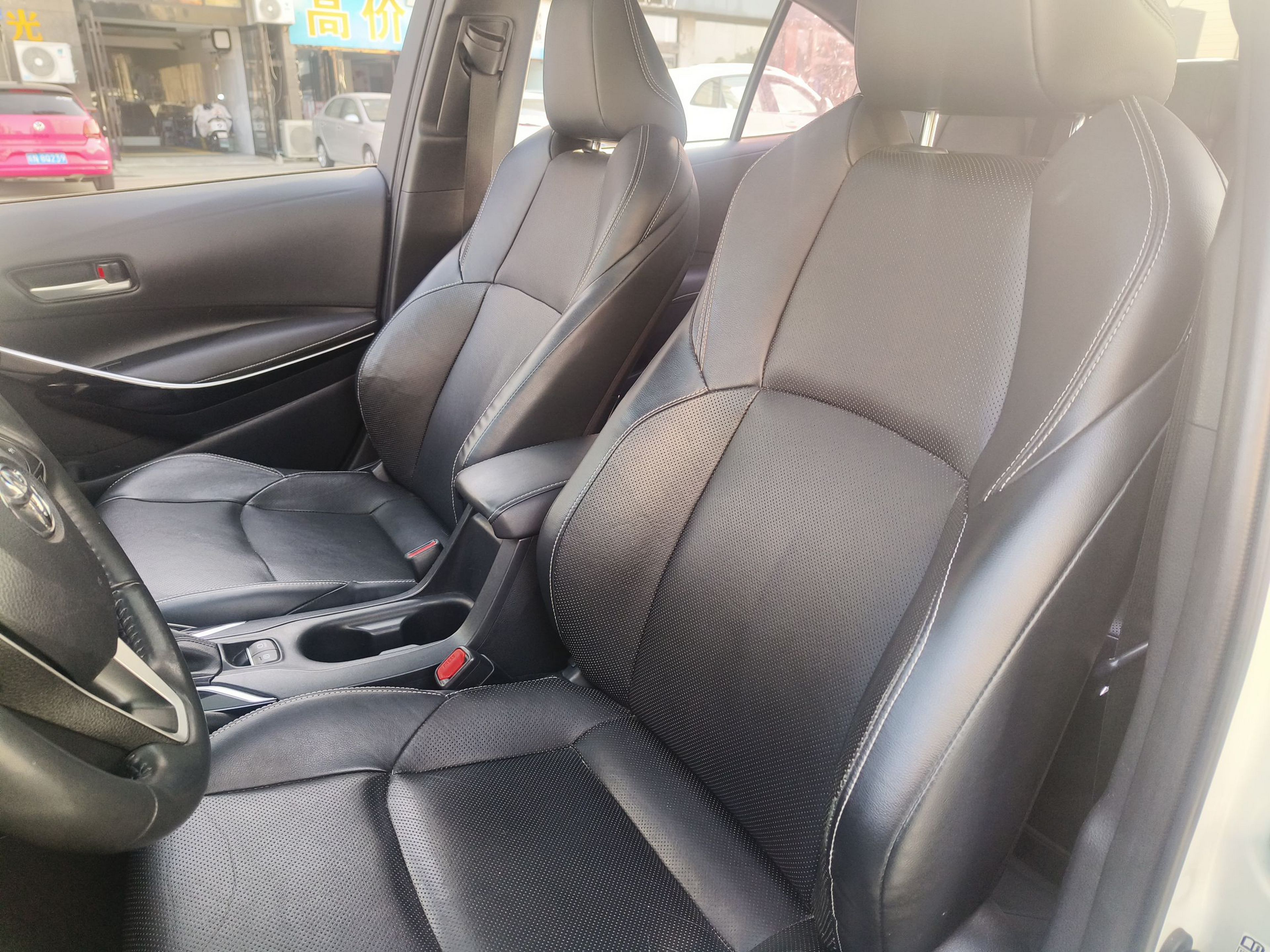 المقاعد الأمامية داخل السيارة