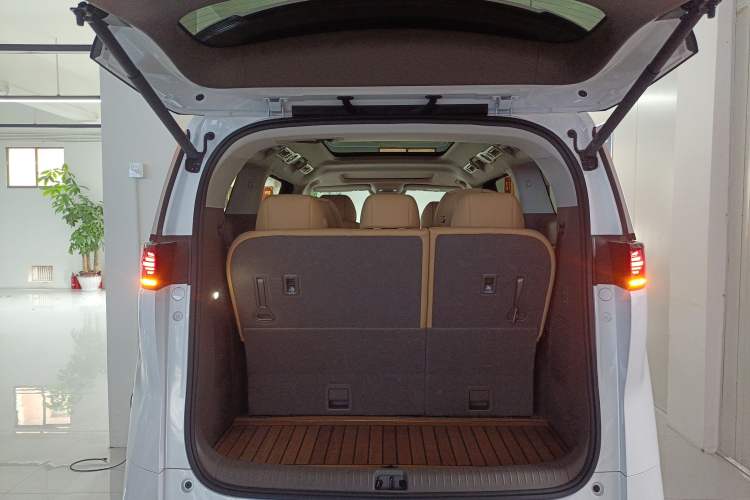 Used Denza D9 2022 DM-i 1040 Prestige Model