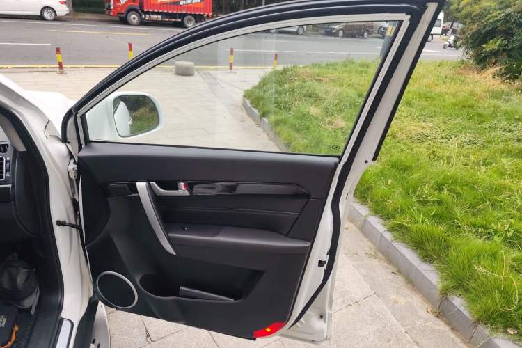 Used Chevrolet Captiva 2015 2.4L 4x4 Flagship Edition 7-Seater
