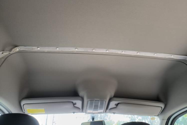 Used SAIC MAXUS Xintu V80 2024 Aotuntong Value Edition 6MT Short Wheelbase Mid-Height Roof 127 Ps 5/6 Seats
