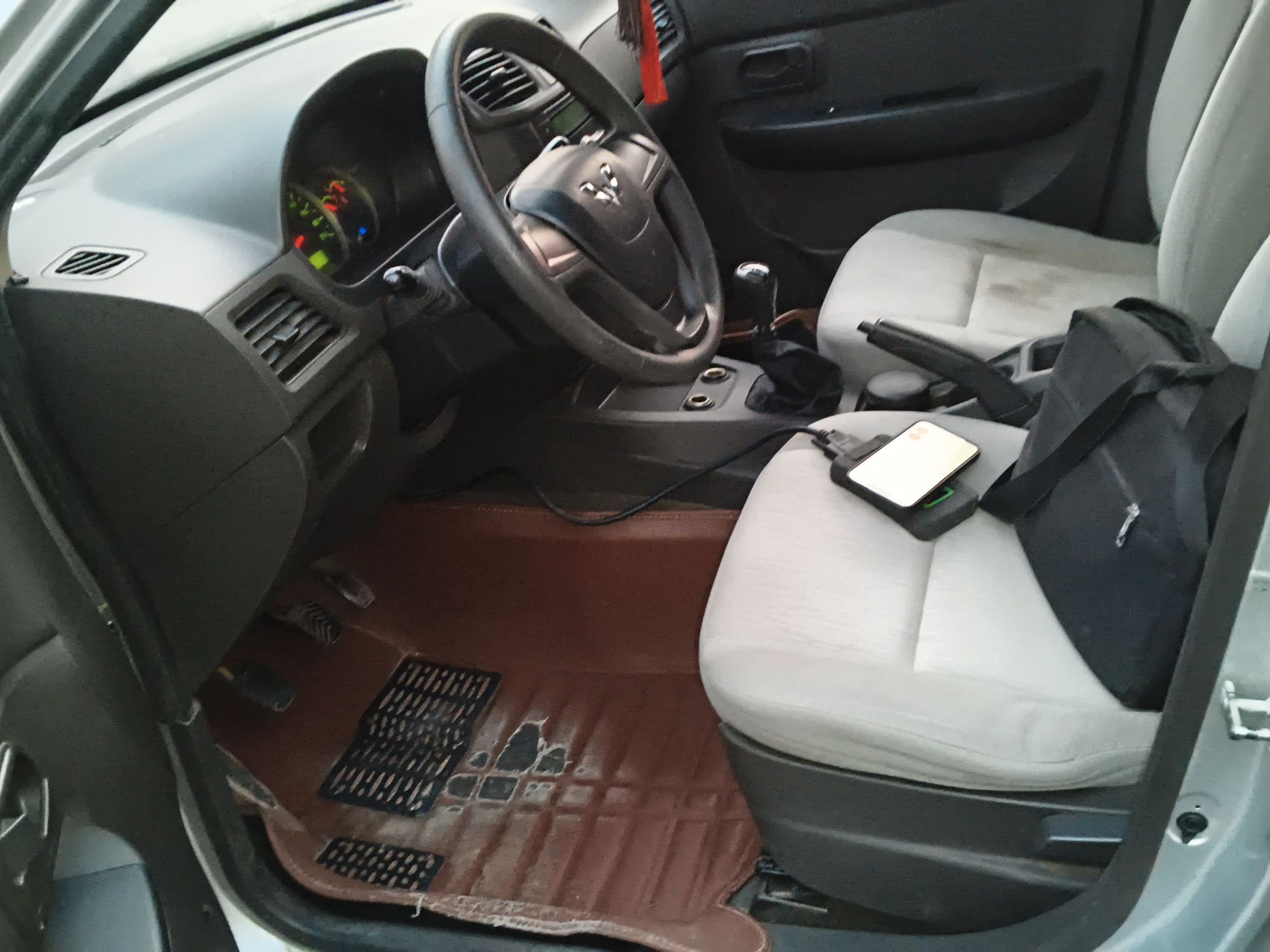 Переднее сиденье в автомобиле