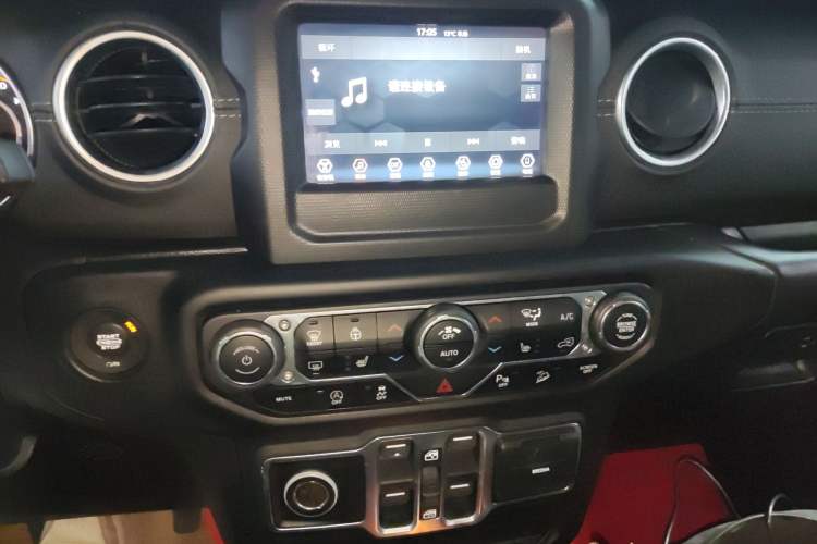 Used  Wrangler 2019 2.0T Sahara Four-Door Version China VI Emission Standard
