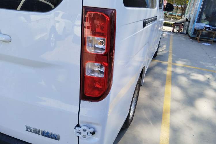 Used Wuling Yangguang 2024 300KM Comfort Version Passenger Van 75kW
