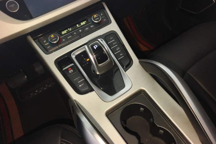 Used Geely Auto Emgrand X7 Sport 2020 1.8TD DCT Two-Wheel Drive Smart Connect 4G-Enabled Version
