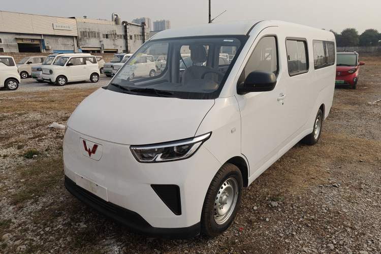 Used Wuling Yangguang 2024 300KM Comfort Version Passenger Van 75kW
